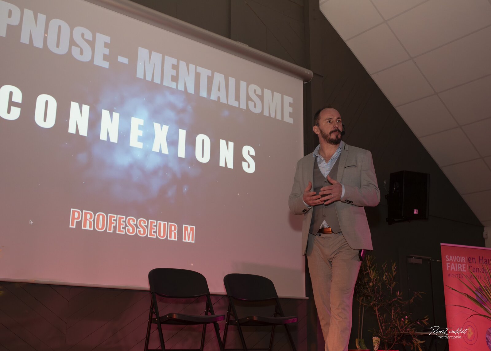 Professeur M présentant le spectacle Hypnose-Mentalisme Connexions