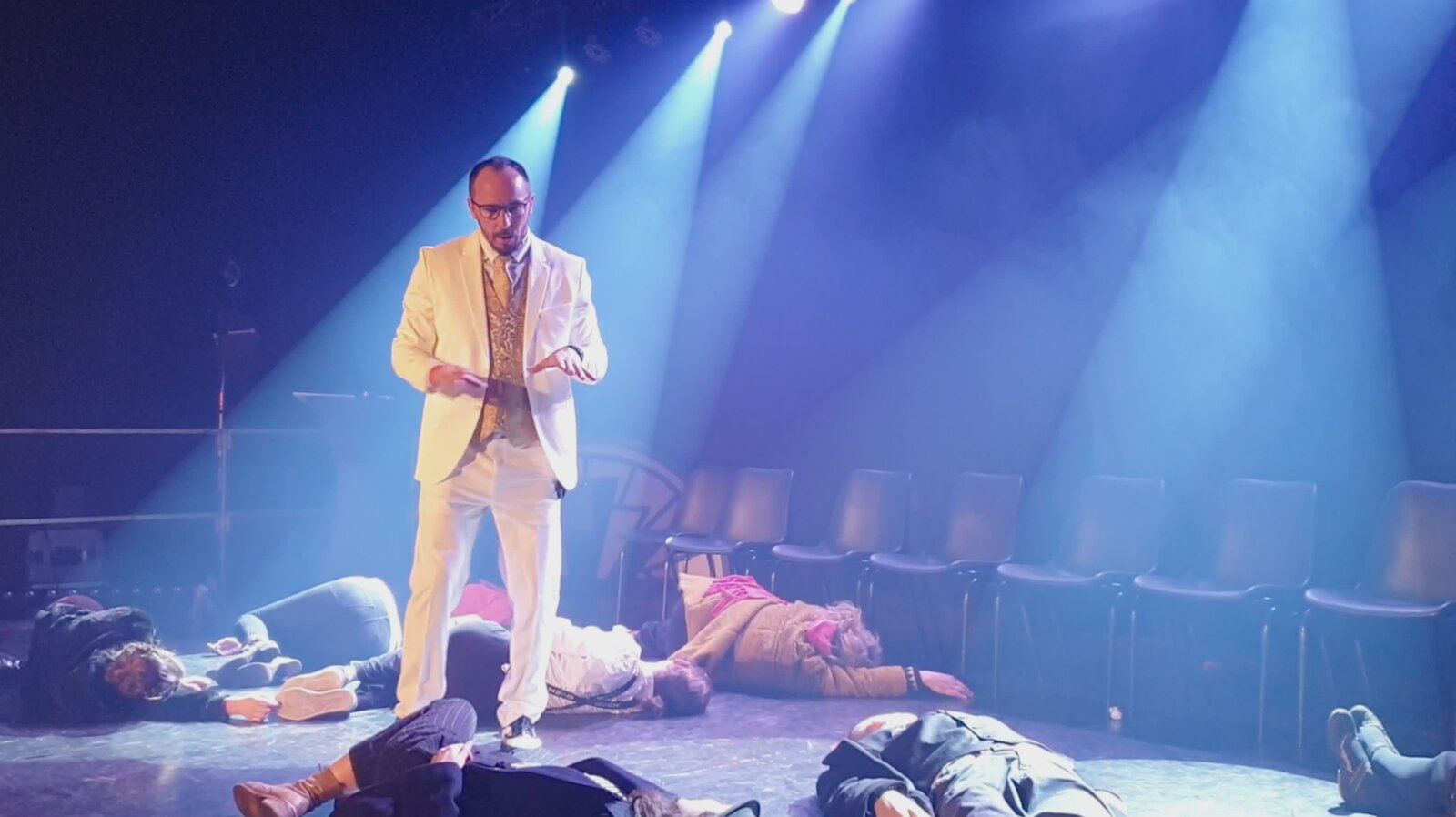 Volontaires en état d'hypnose au sol pendant le spectacle
